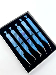 แหนบต่อขนตาสแตนเลสเคลือบสีฟ้าไอซ์บลูแบบแยกส่วนได้ดีเยี่ยม 90 องศา ด้านหลังใหม่ประดับด้วยกลิตเตอร์สีเงินเพชร - Product Image 3