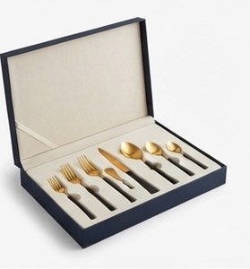 Ensemble de couverts modernes plaqués or avec manches noires, compatibles lave-vaisselle, pour utilisation sur table de mariage - Product Image 6