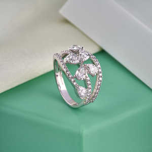 Bague en or Purecarat avec diamant poire radiant, taille 6, bijoux élégants et luxueux - Product Image 4