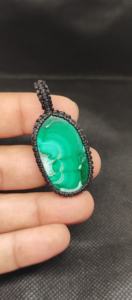 จี้มาคราเม่คุณภาพเยี่ยม ประดับด้วยพลอยมาลาไคต์สีเขียว พร้อมด้วยด้ายสีดำ ตกแต่งขอบอย่างสวยงาม เหมาะสำหรับฤดูร้อน - Product Image 3