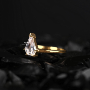 Anillo de compromiso solitario con diamante cultivado en laboratorio de corte rosa en forma de cometa, engaste de bisel, oro de 10K, 14K, 18K, joyería personalizada, anillos para uso diario - Product Image 2