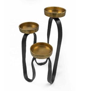 Support à bougies en métal fait main, porte-bougie à trois piliers, noir et or, centre de table pour la décoration de la maison et de Noël - Product Image 1