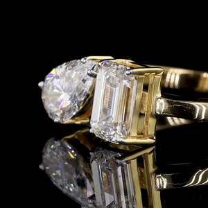 Anillo de Mujer con Diamante Cultivado en Laboratorio con Corte de Pera, Piedra Lateral de Esmeralda, Estilo Clásico, Certificado IGI, Chapado en Oro de 14K - Product Image 3