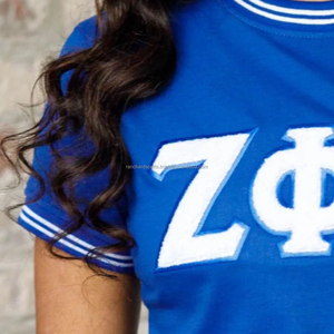 เสื้อยืดแขนสั้นสีน้ำเงิน Zeta Phi Beta พิมพ์ลายตัวอักษรด้านหน้า แต่งขอบตัดกัน คอทรงโอ ผ้าฝ้ายถัก 100% ทรงพอดีตัว - Product Image 2