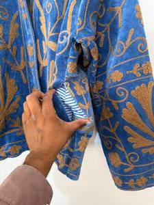 Veste en velours Suzani faite à la main en gros |   Doublure en coton tissé réversible à motif floral, broderie traditionnelle, style bohème moderne - Product Image 4
