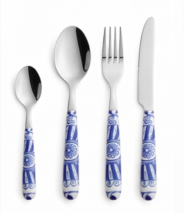 Ensemble de couverts traditionnels en céramique bleue et blanche avec manche en acier inoxydable poli miroir pour une utilisation sur la table - Product Image 1