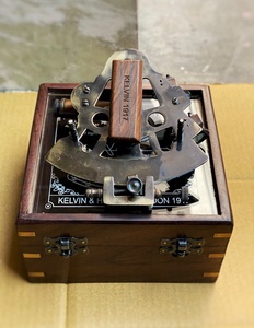 Réplica Premium del Sextante de Latón Kelvin Hughes de 1917 con Caja de Almacenamiento de Madera, Instrumento de Navegación Náutica, Regalo Decorativo - Product Image 1