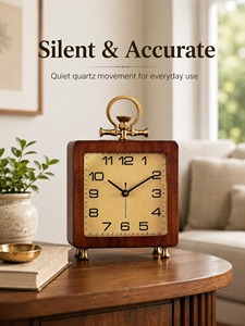 Reloj de Escritorio Cuadrado de Madera con Detalles en Latón, Diseño Tradicional, Movimiento de Cuarzo, Funciona con Batería, Función de Alarma - Product Image 3