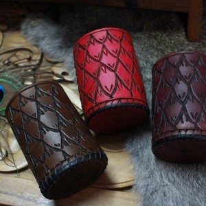 Tasses à dés en cuir de vache véritable marron, faites à la main, rétro, durables, avec logo personnalisé et impression typographique – Meilleures ventes, excellente qualité - Product Image 3