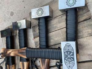 Marteau de style viking fait main, tête en acier forgé, manche en bois massif, d'inspiration nordique, objet de collection médiéval, outil décoratif d'extérieur - Product Image 1