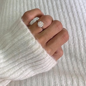 Anillo de Compromiso y Boda KRISHNAVII con Diamante Cultivado en Laboratorio, Corte Esmeralda, para Mujer, Chapado en Oro de 18K, Platino, Estilo Clásico, 2.5 Quilates Laterales - Product Image 4