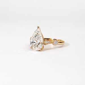 Bague solitaire 3,030 ct en diamant de laboratoire taille poire et 0,200 ct taille brillant rond, classique, en or massif 10K 14K 18K, pour fiançailles - Product Image 1