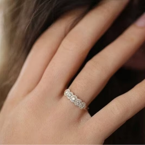 แหวนหมั้นวินเทจทรงกลมประดับโมอิสซาไนต์แท้แบบครึ่งวง ชุบทองบนเงินแท้สำหรับผู้หญิง - Product Image 1