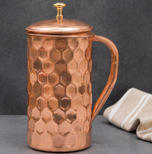 Carafe en cuivre avec motif hexagonal martelé, carafe à eau ayurvédique isolée de qualité supérieure avec couvercle ajusté avec précision - Product Image 1