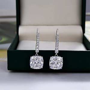 Boucles d'oreilles pendantes élégantes en or blanc massif 9 carats avec diamants taille coussin, CVD HPHT créés en laboratoire, scintillantes, pavées, à fermoir levier, bijoux de mariage - Product Image 1