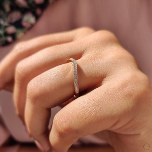 Bague de mariage empilable en or massif 14 carats, design vague de luxe avec diamants de laboratoire, courbée, certifiée IGI, élégante alliance éternité, prix de gros - Product Image 2