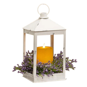 Farol de Metal Cuadrado Blanco con Acabado Desgastado, Decoración Rústica para el Hogar, Centro de Mesa Colgante con Flores de Lavanda Artificiales - Product Image 1