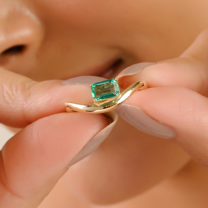 แหวนทองคำแท้ 14K ดีไซน์โค้งเว้าประดับมรกตแซมเบียเม็ดเดี่ยวทรงหยดน้ำ งานฝังแบบ Prong Setting สินค้าขายดีมาแรง - Product Image 2