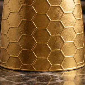 Magnifique vase doré à motif hexagonal unique en forme de nid d'abeille, silhouette conique et bord festonné pour une décoration de luxe - Product Image 5