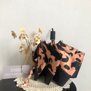 Parapluie de protection solaire double usage Advanced Sense, motif léopard rétro noir, manuel, pliable en trois sections, grand format, pour voyage, avec logo publicitaire - Product Image 6