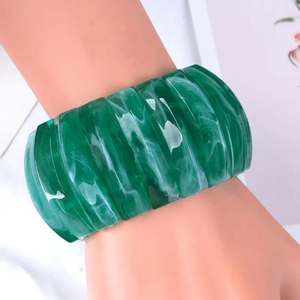 Brazalete de Resina Verde, Diseño Ancho y Grueso, Joyería para Mujer, Uso Diario, Regalo - Product Image 1
