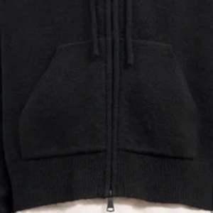 Sweat à capuche zippé en tricot avec emblème Fluffy pour homme, sweat à capuche noir confortable et élégant avec poche avant, sweat à capuche en tricot premium avec emblème - Product Image 4