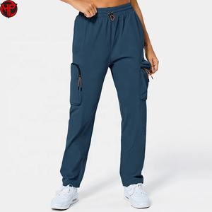 Pantalon de sport coupe-vent en polyester avec logo personnalisé sérigraphié OEM, bande latérale réfléchissante, pantalon de survêtement en nylon imperméable pour hommes - Product Image 1