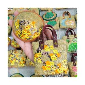 Porte-clés souvenir vietnamien fait main en herbe de jonc naturelle pour la décoration de sacs et les cadeaux, Vietnam - Product Image 3