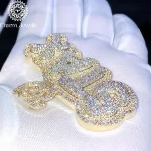 จี้ Charm_Jewells เงินแท้ 925 ชุบทอง 22K ประดับเพชรโมอิสซาไนต์ ดีไซน์ตัวอักษรฮิปฮอปสุดหรู จี้ห้อยคอแบบ Unisex ดีไซน์ฝังเพชรแบบ Bezel Setting Micro Insert - Product Image 3