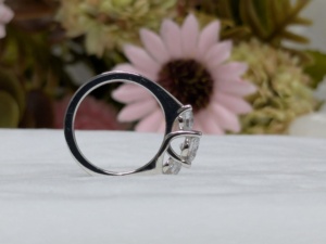 Bague de fiançailles Lurba Jewels en moissanite taillée à trois pierres, or blanc massif 14 carats, sertie en canal, avec pierres latérales certifiées taille princesse - Product Image 4