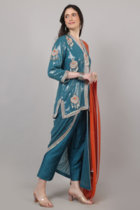 Vestido Tradicional Premium de 3 Piezas para Mujer, Azul y Naranja con Lentejuelas, Cuentas y Pedrería de Perlas para Eventos - Product Image 3