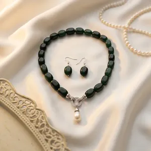 Elegante Conjunto de Collar con Colgante de Piedras Preciosas Verdes y Detalles de Perlas Blancas, Collar en Tono Plateado y Pendientes a Juego para Mujer - Product Image 4