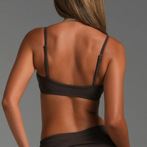 Sujetador deportivo halter con contraste de diseño retorcido para mujer, sin costuras, transpirable, para yoga, soporte ligero, logo frontal, color liso, nailon y algodón - Product Image 2