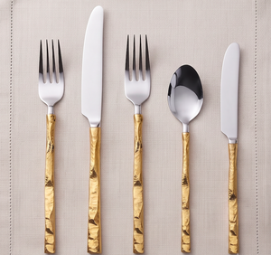 Ensemble de couverts élégants en acier inoxydable bicolore doré à facettes avec manche martelé, idéal pour les banquets, les fêtes et l'utilisation en cuisine - Product Image 1