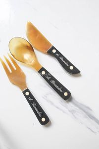 Juego de cuchillos para queso artesanales de cuerno con mangos marrones marmoleados y hojas de acero inoxidable para un kit de utensilios de servir moderno. - Product Image 2