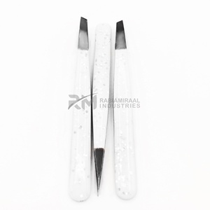 Pinza para cejas RMI con punta de acero inoxidable en ángulo y puntiaguda, con recubrimiento blanco brillante y punta de plasma negra. - Product Image 3