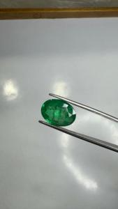 Vente en gros de pierres précieuses vertes naturelles d'émeraude de Zambie de 4,39 carats, taille ovale, pour la fabrication de bagues, pendentifs, colliers et bijoux - Product Image 5