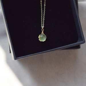 จี้เพรนไนต์สีทองธรรมชาติ สร้อยคอพลอย คริสตัลบำบัด ดีไซน์สวยงาม ประดับด้วยเงินแท้ 925 และทอง 14k - Product Image 2