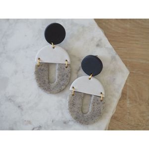 Boucles d'oreilles en résine légères, fabriquées à la main avec une qualité durable, design tendance, finition lisse pour la fabrication de bijoux fantaisie et les fournitures de perlage - Product Image 5