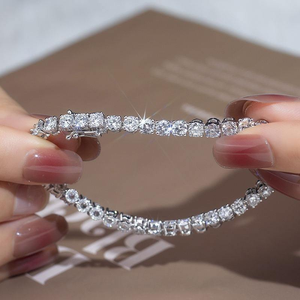 Bracelet tennis en moissanite ronde brillante, bijoux étincelants de luxe en or blanc, cadeau pour femmes, style classique intemporel, luxe - Product Image 1