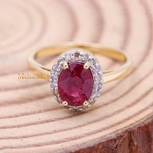 Bague en or jaune massif 14 carats avec rubis naturel ovale et halo de diamants sertis à griffes, bijoux fins, Memoria Jewels - Product Image 5
