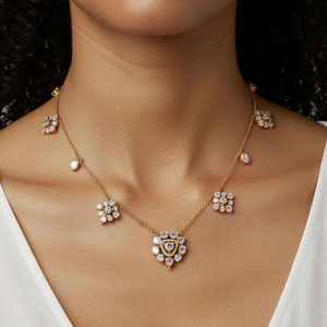 Collier pendentif élégant Gajaah en argent sterling 925 avec émeraude, pierre verte et halo de cristaux, bijoux pour femmes, vente en gros - Product Image 1