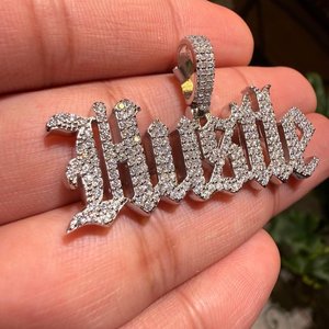 Colgante de Lujo con Letra Personalizada VVS, Diamante Moissanite, Plata de Ley 925, Micro Pavé, Estilo Hip Hop, para Uso Unisex - Product Image 1