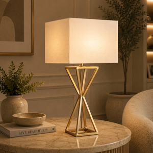 Lámpara de Mesa Metálica de Lujo Hourglass con Base Geométrica de Hierro Dorado Cepillado, Pantalla Rectangular de Tela Premium, Iluminación Ambiental Cálida - Product Image 1