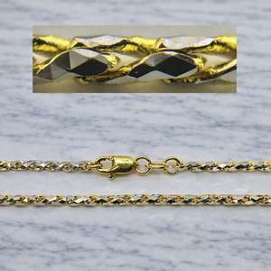 45cm 18K G750 UBS |   Un collar de oro de 18 quilates bellamente elaborado donde la luz y la sombra doradas se entremezlan. - Product Image 2