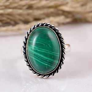 Bague de cocktail ovale artisanale en argent et malachite verte, style bohème et hippie, pour homme et femme, par SHYAM JEWELRS, inspirée du Rajasthan - Product Image 1