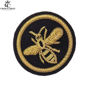 Écusson de blazer rond noir personnalisé Crown Crest, brodé or, motif abeille, à coudre - Product Image 3