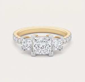 แหวนหมั้นเพชรทรงปรินเซสคัท 1.95 กะรัต ทองคำขาว 14K ประดับเพชรเลี้ยงในห้องปฏิบัติการแบบสามเม็ดสำหรับผู้หญิง - Product Image 1