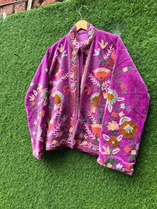 เสื้อแจ็คเก็ตกำมะหยี่สีม่วงแดงสไตล์วินเทจสำหรับผู้หญิง ปักลายดอกไม้ด้วยมือ คอจีน แขนยาว สไตล์โบฮีเมียน ซูซานี เสื้อคลุมสั้น - Product Image 3