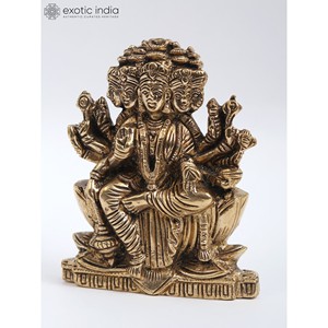 Pequeña escultura de latón de 3 pulgadas de la diosa Gayatri sentada en un diseño plano de loto para el hogar y el templo hecho en La India - Product Image 2